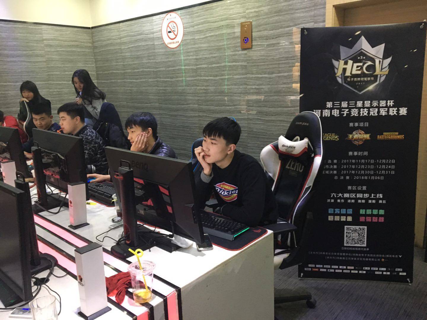 她将与专业 她将与专业